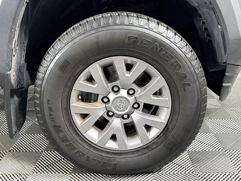 Used 2017 Toyota Tacoma SR5 w/ SR5 Appearance Package (SM) RWD image 29