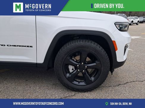 Used 2023 Jeep Grand Cherokee Limited w/ Black Appearance Package AWD/4WD image 12