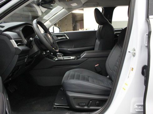 New 2025 Mitsubishi Outlander SE image 6