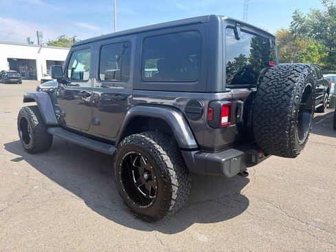 Used 2019 Jeep Wrangler Unlimited Sahara AWD/4WD image 3