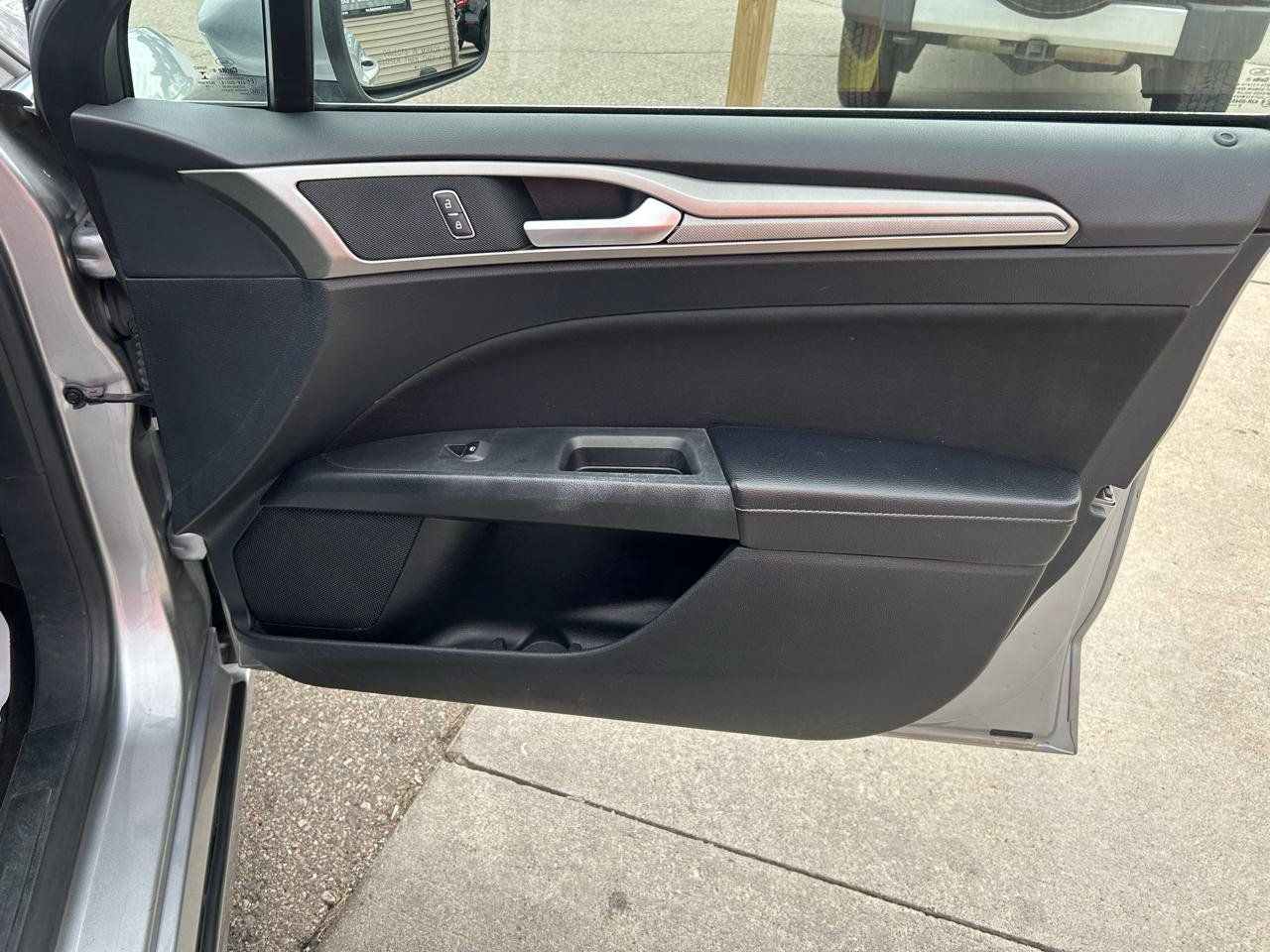 Used 2020 Ford Fusion SE FWD image 16