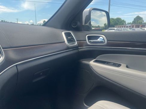 Used 2018 Jeep Grand Cherokee Limited AWD/4WD image 19