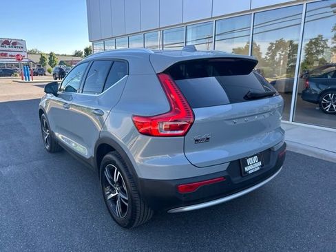 Used 2025 Volvo XC40 B5 Core AWD/4WD image 3