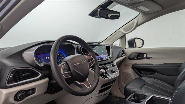 Used 2023 Chrysler Pacifica Touring-L FWD image 23