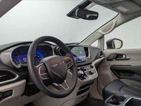Used 2023 Chrysler Pacifica Touring-L FWD image 23