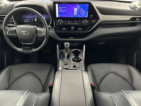 Used 2023 Toyota Highlander Limited AWD/4WD image 3