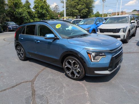 Used 2023 Kia Niro EX Touring FWD image 1