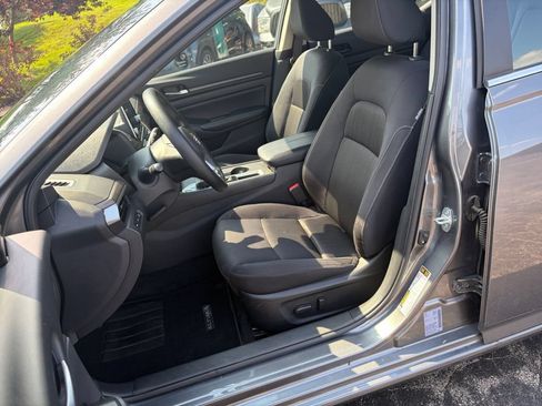 Used 2025 Nissan Altima 2.5 SV FWD image 16