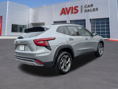 Used 2025 Chevrolet Trax LT w/ LT Convenience Package image 6