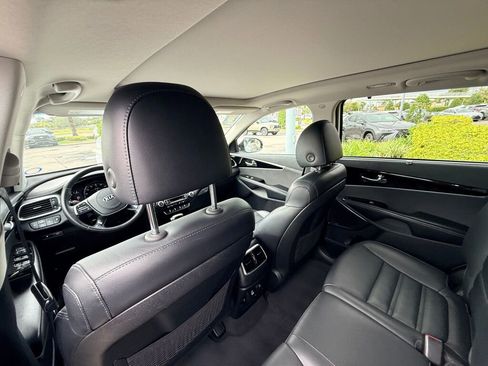 Used 2019 Kia Sorento SX image 21