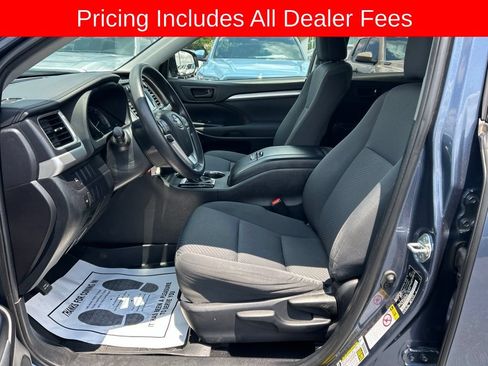 Used 2019 Toyota Highlander LE FWD image 2