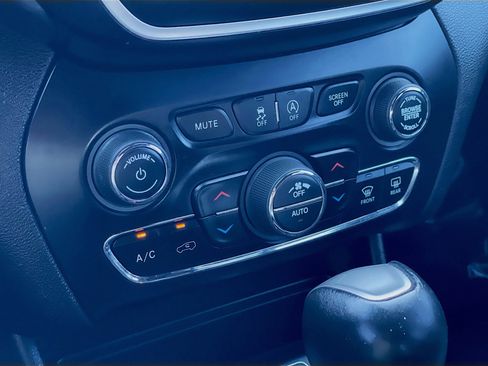 Used 2021 Jeep Cherokee Latitude Lux 80th Anniv w/ Quick Order Package 26U 80TH image 12