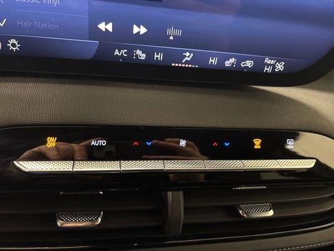 Used 2025 Buick Enclave Preferred image 23