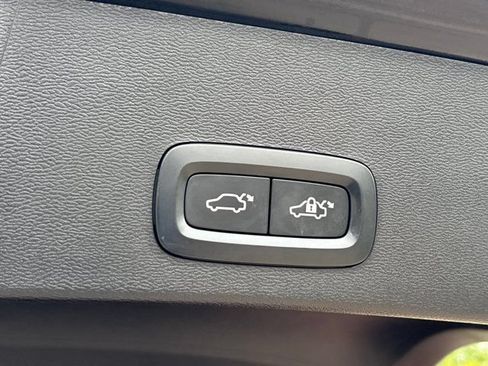 Used 2025 Volvo XC40 B5 Core AWD/4WD image 9