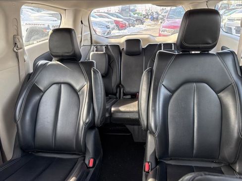 Used 2023 Chrysler Pacifica Touring-L image 14