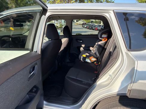 Used 2023 Nissan Rogue SV FWD image 16