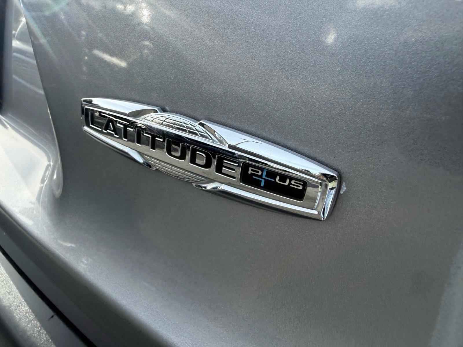 Used 2019 Jeep Cherokee Latitude Plus w/ Cold Weather Group AWD/4WD image 5