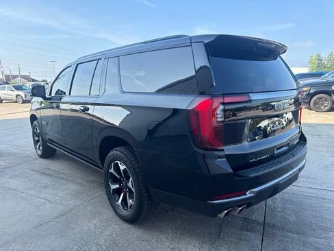 Used 2025 GMC Yukon XL AT4 w/ AT4 Premium Package AWD/4WD image 3
