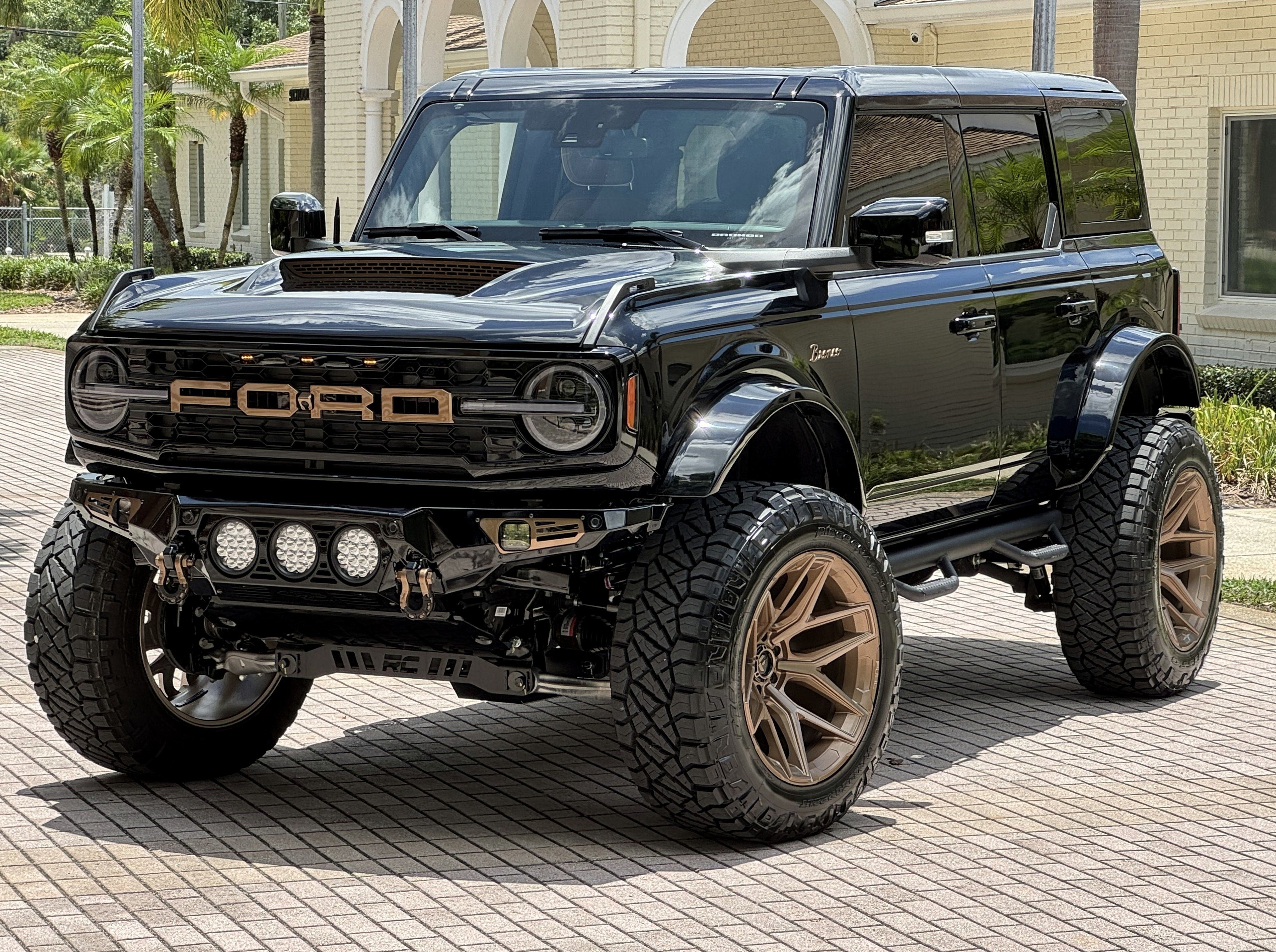 Used 2025 Ford Bronco Outer Banks AWD/4WD image 2
