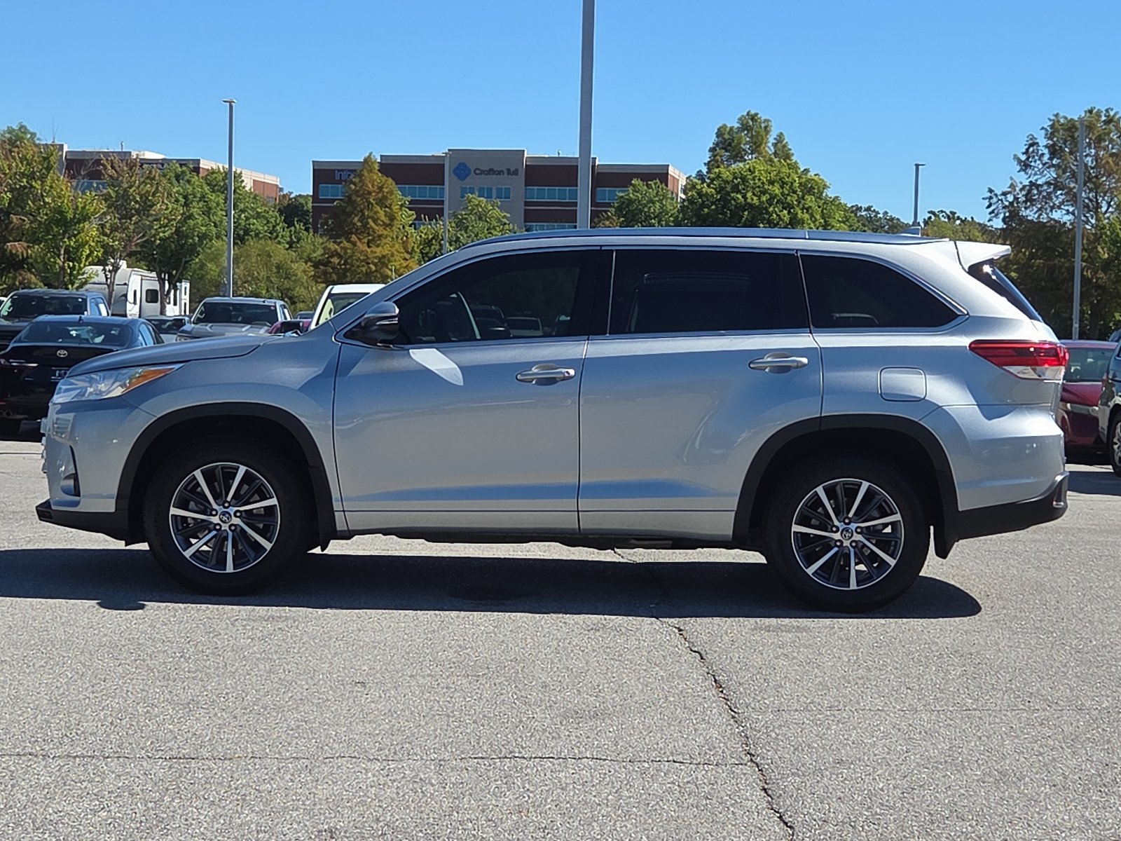 Used 2018 Toyota Highlander XLE FWD image 3