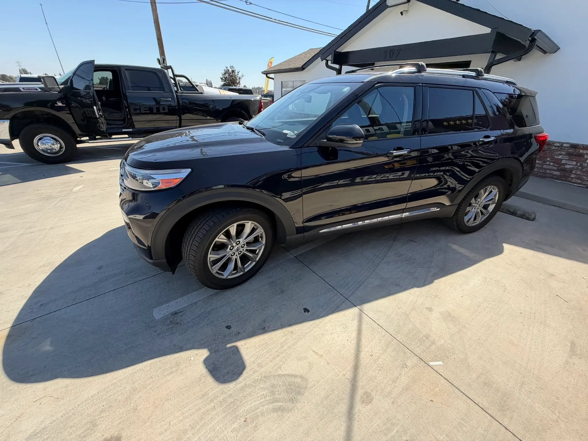 Used 2022 Ford Explorer Limited w/ Equipment Group 301A AWD/4WD image 17