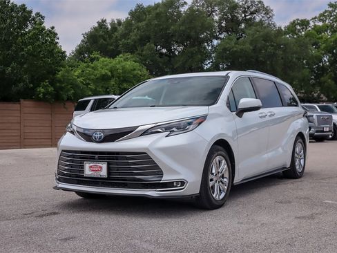 Used 2023 Toyota Sienna Platinum image 7