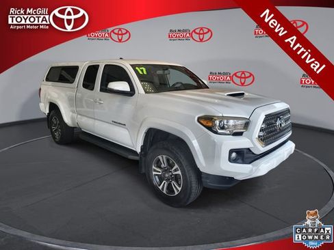 Used 2017 Toyota Tacoma TRD Sport w/ Tow Package (A/T) AWD/4WD image 1