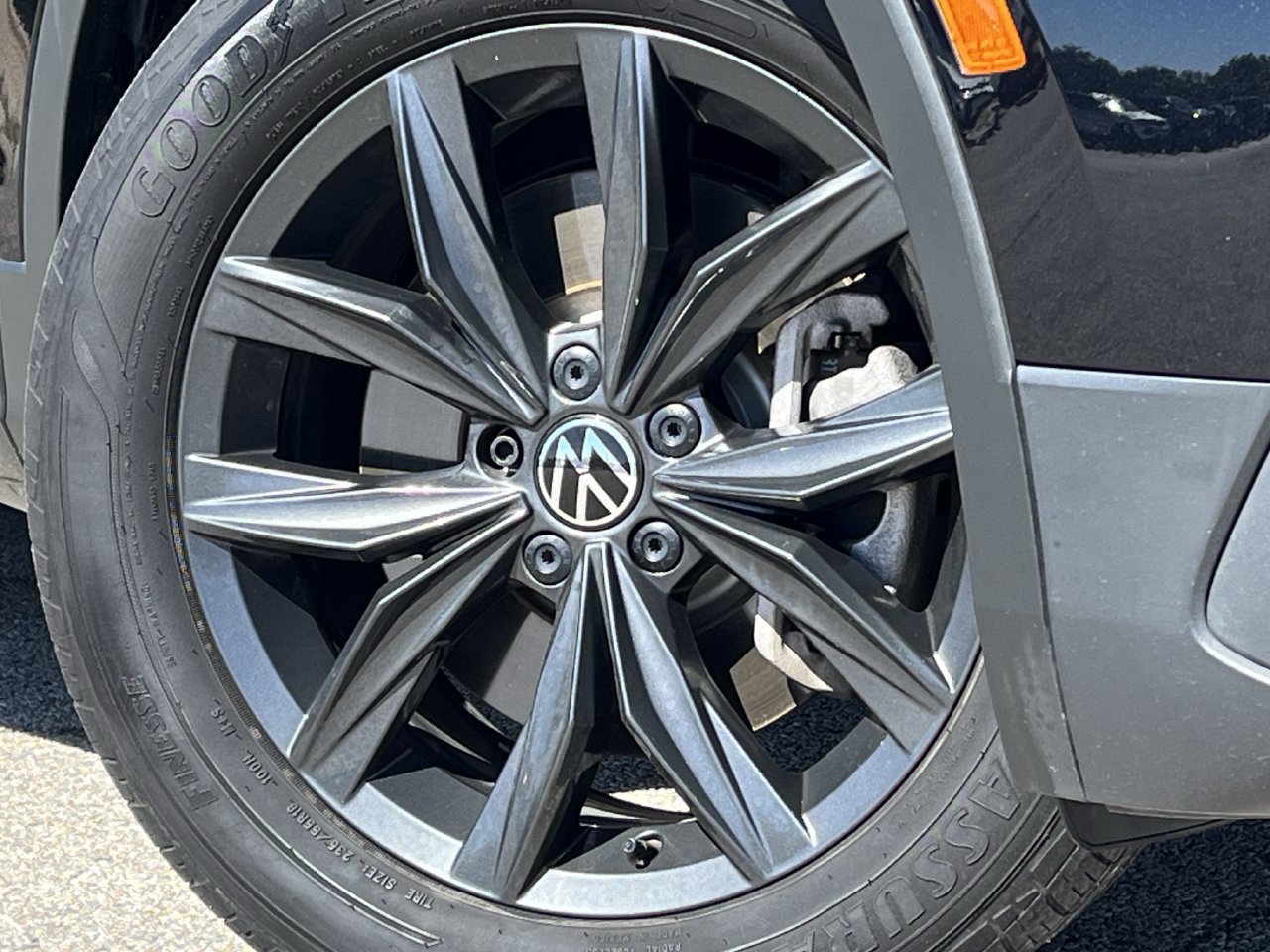Used 2024 Volkswagen Tiguan SE w/ Panoramic Sunroof Package FWD image 28