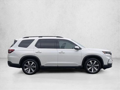 Used 2025 Honda Pilot Touring image 4