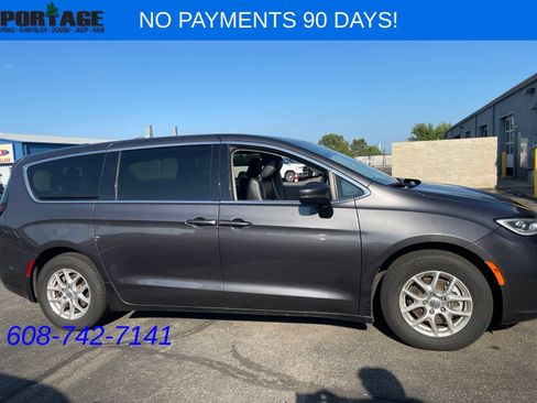 Used 2023 Chrysler Pacifica Touring-L FWD image 17
