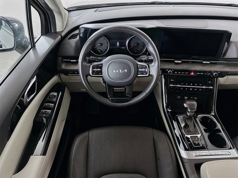 Certified 2024 Kia Carnival EX image 4