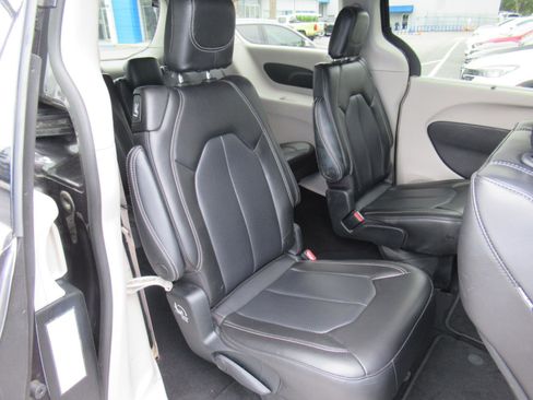 Used 2023 Chrysler Pacifica Touring-L FWD image 30