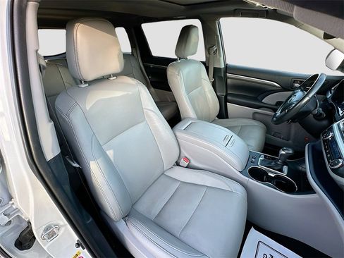 Used 2019 Toyota Highlander Limited image 31
