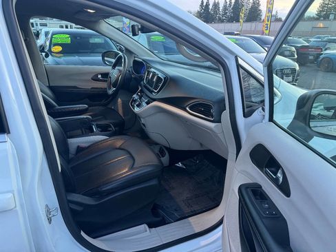 Used 2021 Chrysler Voyager Lxi image 16