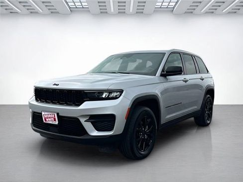 Used 2024 Jeep Grand Cherokee Altitude image 8