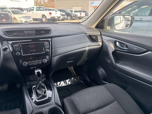 Used 2020 Nissan Rogue SV image 11
