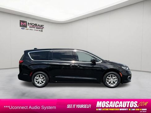 Used 2025 Chrysler Pacifica Select FWD image 8