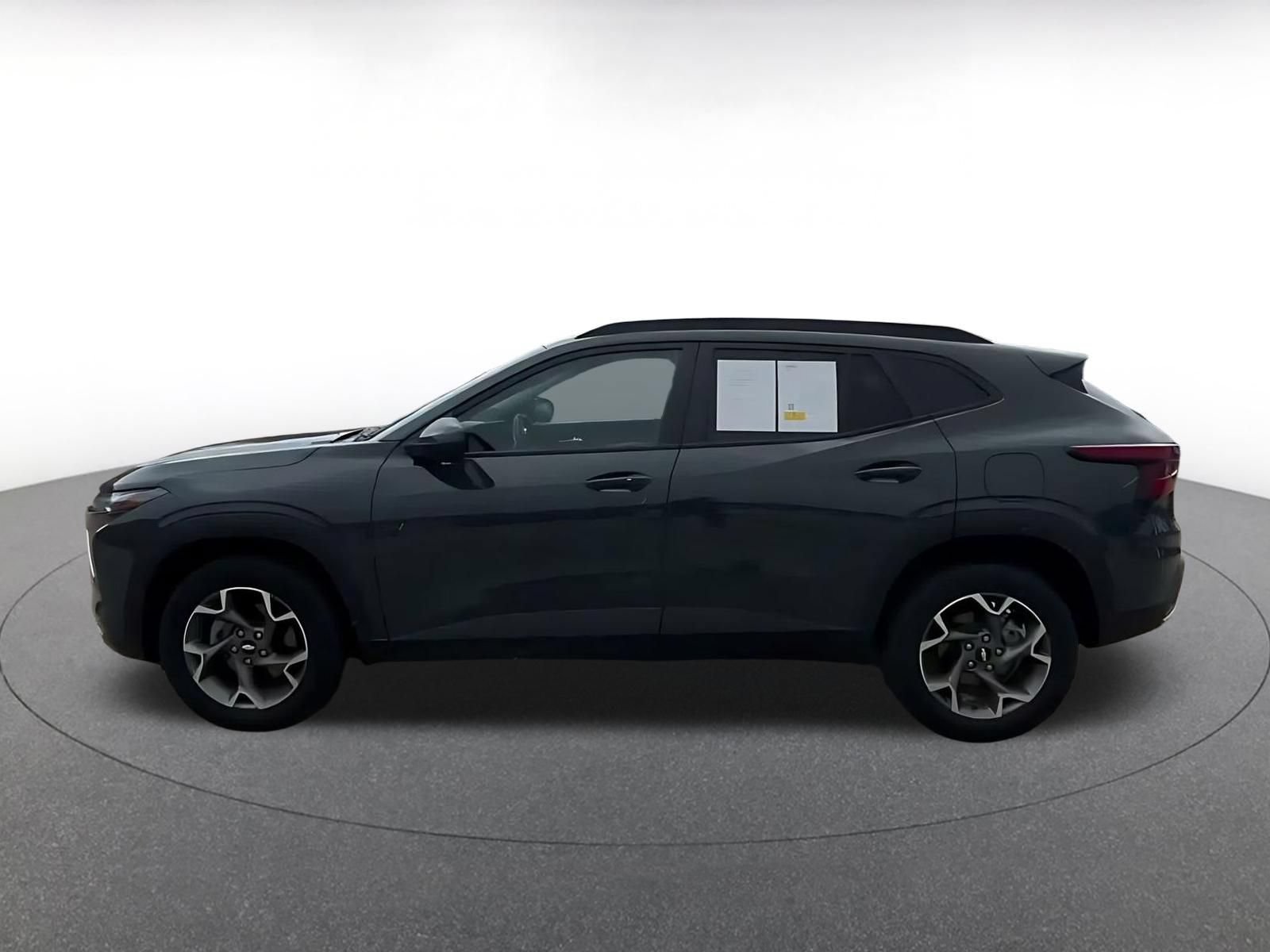 Used 2025 Chevrolet Trax LT w/ LT Convenience Package FWD image 8