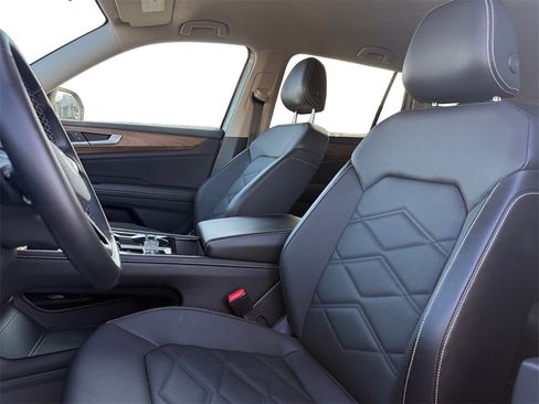Used 2025 Volkswagen Atlas SE image 9