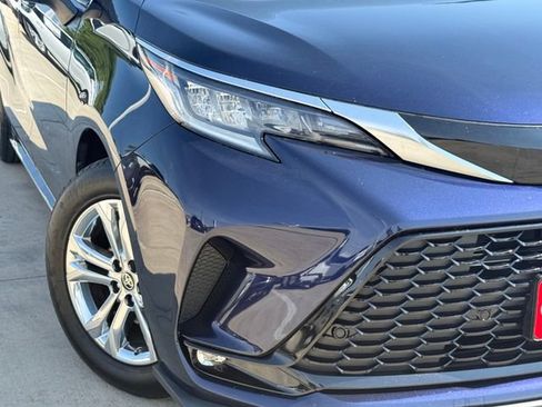 Used 2022 Toyota Sienna XSE w/ XSE Plus Package AWD/4WD image 3