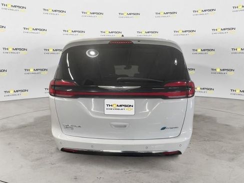 Used 2023 Chrysler Pacifica Limited FWD image 4