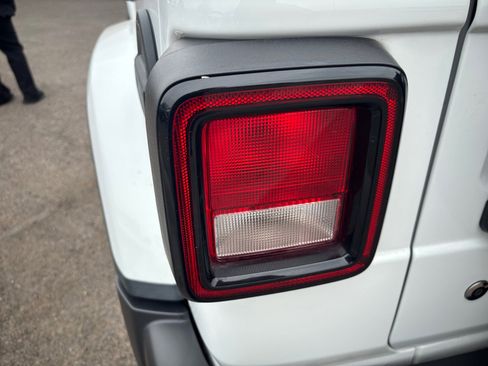 Used 2018 Jeep Wrangler Unlimited Sahara image 16