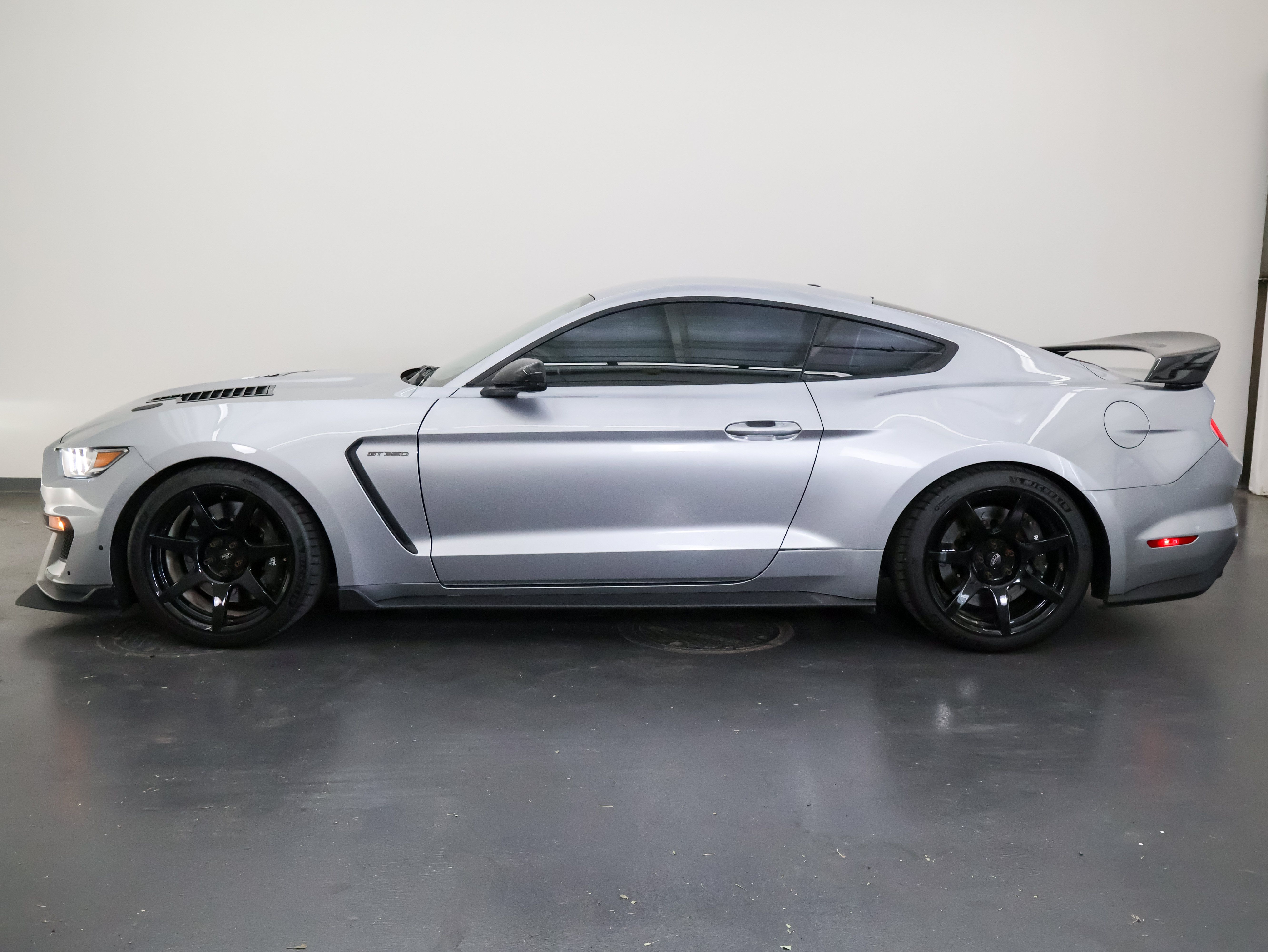Used 2020 Ford Mustang Shelby GT350R w/ GT350R Equipment Group 920A RWD image 6