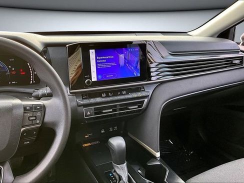 Used 2025 Toyota Camry LE image 9