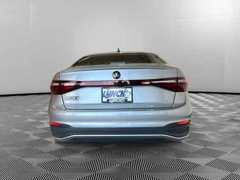 Used 2025 Volkswagen Jetta SE FWD image 4