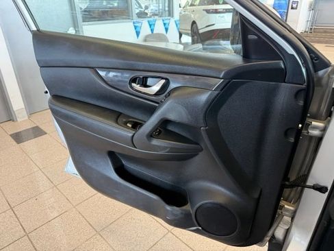 Used 2017 Nissan Rogue SV FWD image 21