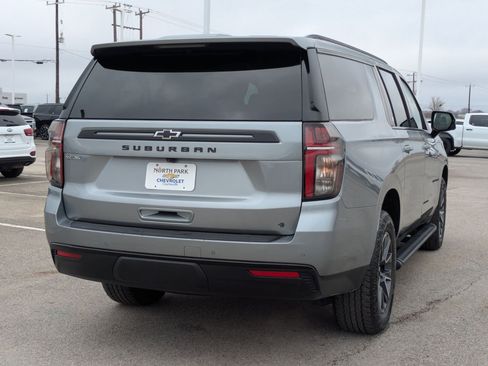 Certified 2024 Chevrolet Suburban Z71 w/ Luxury Package image 3