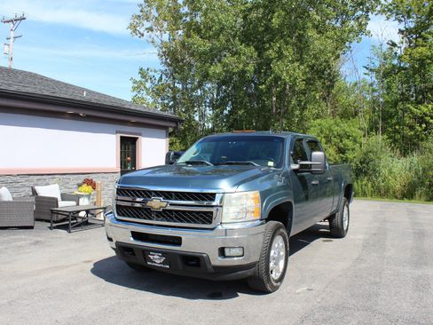 Used 2011 Chevrolet Silverado 2500 LT w/ Interior Plus Package AWD/4WD image 11