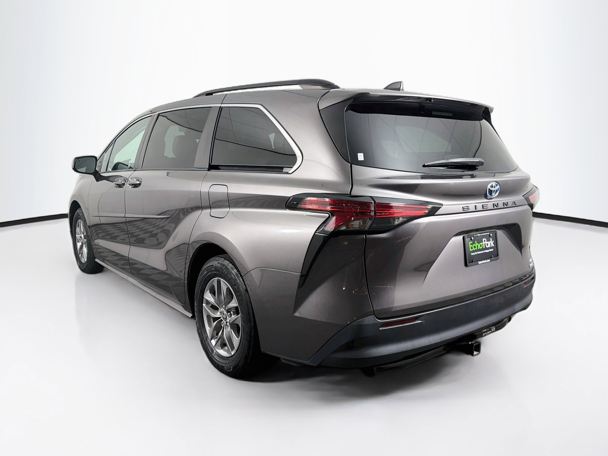 Used 2022 Toyota Sienna LE w/ LE Plus Package FWD image 5