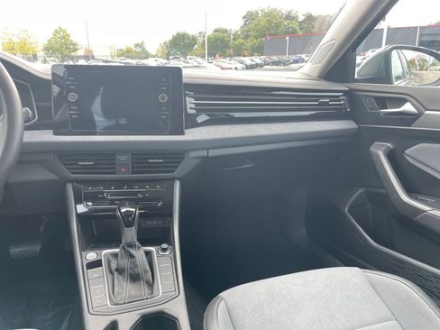 Used 2025 Volkswagen Jetta SE image 35